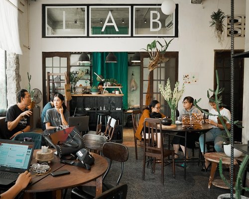 A modern shared workspace environment in Ciudad de México representing collaboration